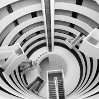 Hvite og svarte spiraltrapper i en bygning, fotokunst veggbilde / plakat av Tor Arne Hotvedt