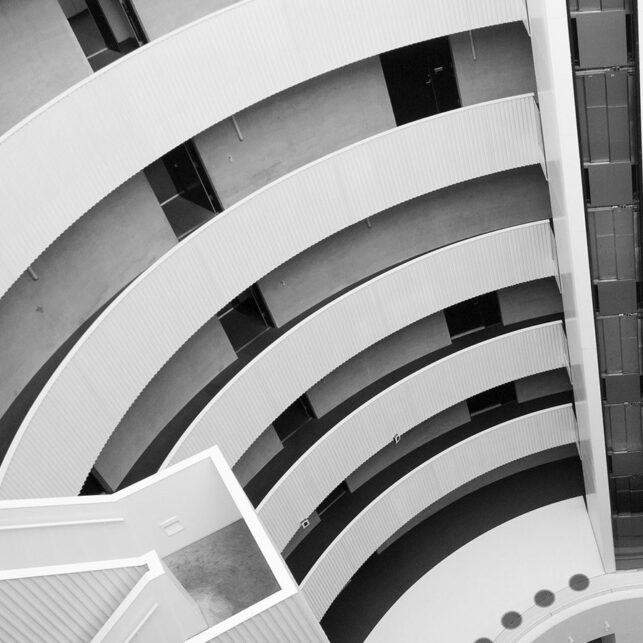 Hvite og svarte spiraltrapper i en bygning, fotokunst veggbilde / plakat av Tor Arne Hotvedt