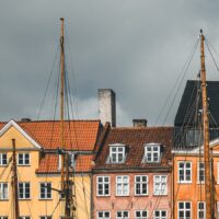 Brygga i Nyhavn i København, med seilbåter, fotokunst veggbilde / plakat av Tor Arne Hotvedt