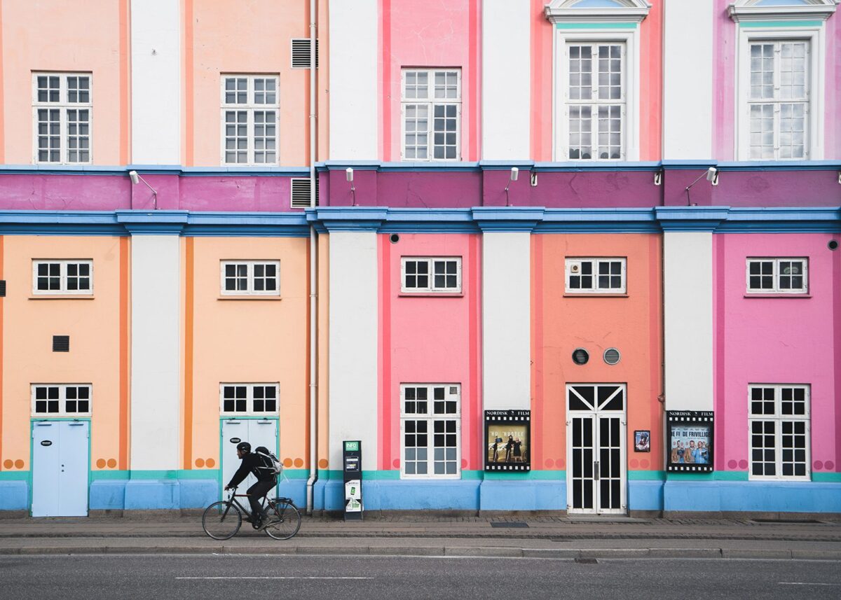 Fargerik fasade og syklist, fotokunst veggbilde / plakat av Tor Arne Hotvedt