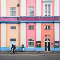 Fargerik fasade og syklist, fotokunst veggbilde / plakat av Tor Arne Hotvedt