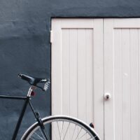 Sykkel mot en vegg i Københavns gater, fotokunst veggbilde / plakat av Tor Arne Hotvedt