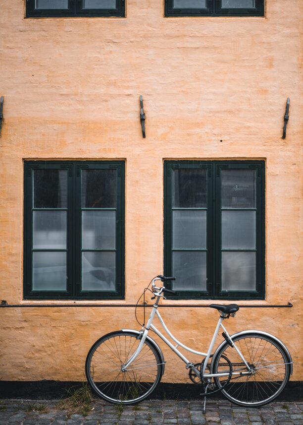 Sykkel mot en vegg i Københavns gater, fotokunst veggbilde / plakat av Tor Arne Hotvedt