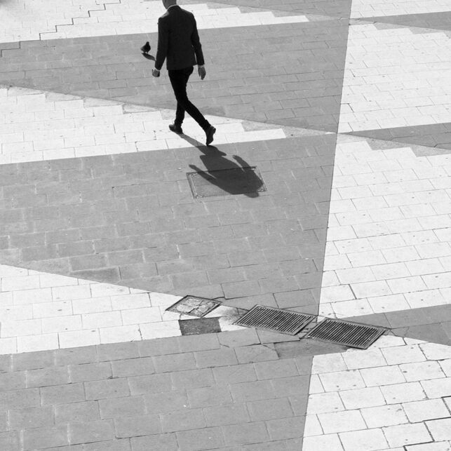 To personer som går på sorte og hvite trekanter, fotokunst veggbilde / plakat av Tor Arne Hotvedt