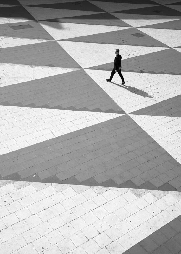 En person som går på sorte og hvite trekanter, fotokunst veggbilde / plakat av Tor Arne Hotvedt