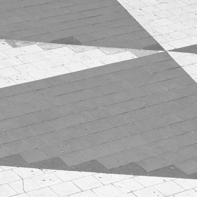 En person som går på sorte og hvite trekanter, fotokunst veggbilde / plakat av Tor Arne Hotvedt