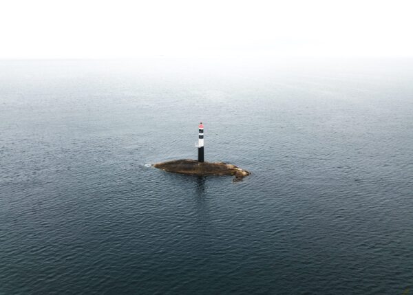 Et enslig fyrtårn på sin egen øy ved Atlanterhavsveien, fotokunst veggbilde / plakat av Tor Arne Hotvedt
