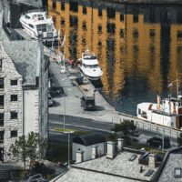 Speilbilde av fine bygninger i Ålesund, fotokunst veggbilde / plakat av Tor Arne Hotvedt