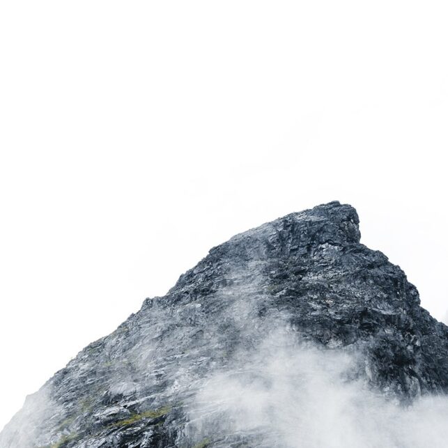 Tåke som legger seg rundt fjellene i Romsdalen, fotokunst veggbilde / plakat av Tor Arne Hotvedt