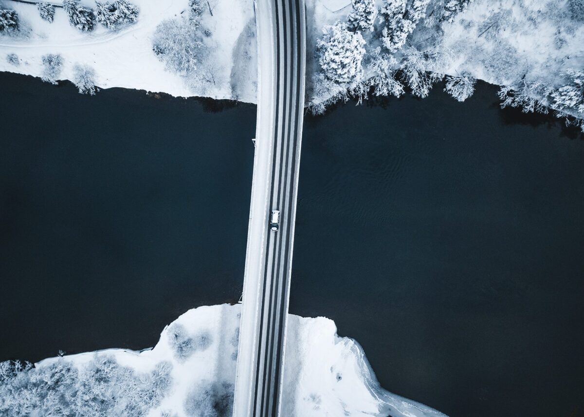Dronebilde av en bru i Nesbyen, en bil kjører over Hallingdalselva, fotokunst veggbilde / plakat av Tor Arne Hotvedt