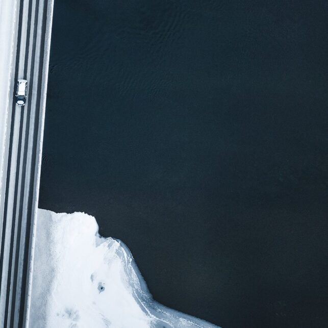 Dronebilde av en bru i Nesbyen, en bil kjører over Hallingdalselva, fotokunst veggbilde / plakat av Tor Arne Hotvedt