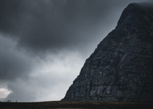 Vei og fjell i svart-hvitt, fotokunst veggbilde / plakat av Kristoffer Vangen