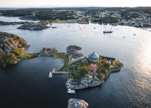 Dronebilde av Stavern på sommeren, fotokunst veggbilde / plakat av Tor Arne Hotvedt