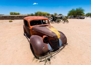 Bilvrak i ørkenen III, fotokunst veggbilde / plakat av Terje Kolaas