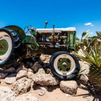 Forlatt traktor i ørkenen, fotokunst veggbilde / plakat av Terje Kolaas