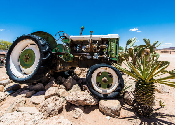 Forlatt traktor i ørkenen, fotokunst veggbilde / plakat av Terje Kolaas