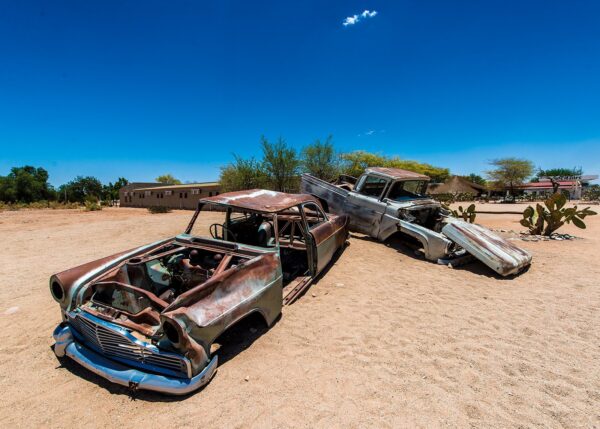 Bilvrak i ørkenen III, fotokunst veggbilde / plakat av Terje Kolaas