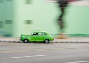 Blå Buick 1950 (ish) i Havana, fotokunst veggbilde / plakat av Terje Kolaas