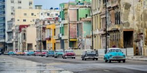Rosa chevrolet på Cuba, fotokunst veggbilde / plakat av Terje Kolaas