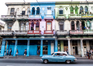 Klassisk amerikansk bil i Havana, fotokunst veggbilde / plakat av Erling Maartmann-Moe