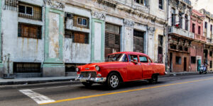 Rosa chevrolet på Cuba, fotokunst veggbilde / plakat av Terje Kolaas