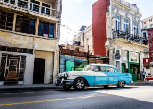 Fargerik fasade i Havanna, fotokunst veggbilde / plakat av Terje Kolaas