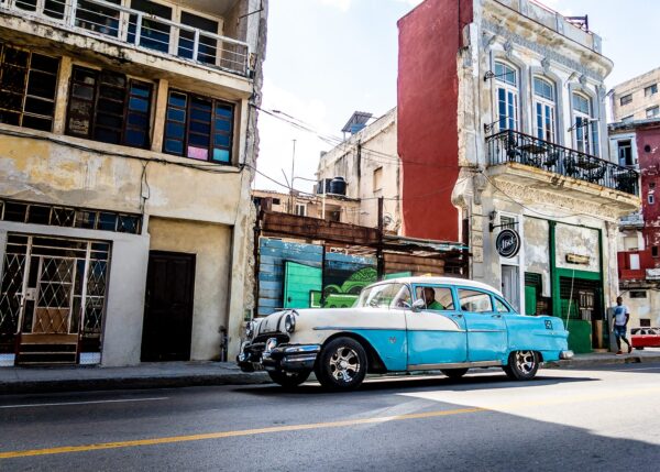Blå Pontiac 1955ish i Havana, fotokunst veggbilde / plakat av Terje Kolaas