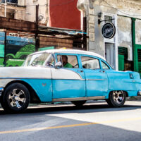 Blå Pontiac 1955ish i Havana, fotokunst veggbilde / plakat av Terje Kolaas