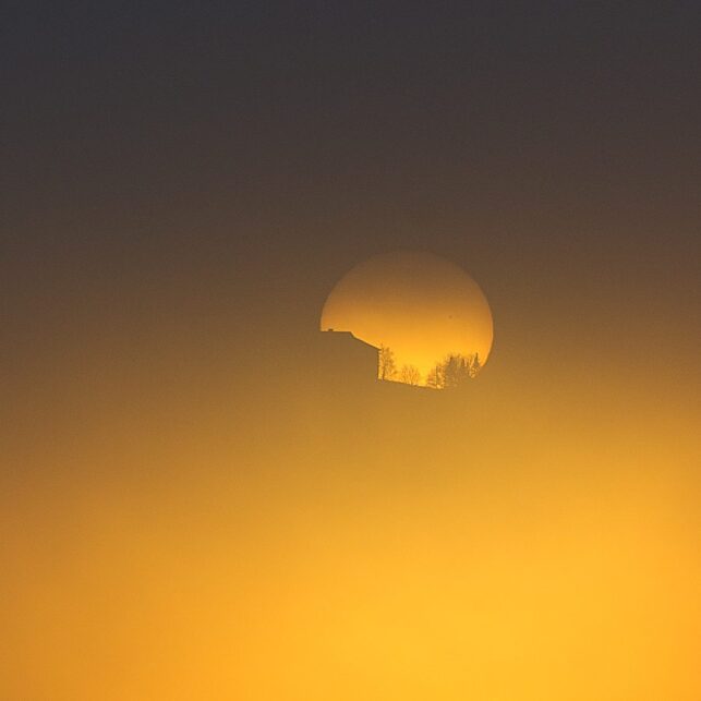 Solnedgang i frostrøyk, fotokunst veggbilde / plakat av Terje Kolaas