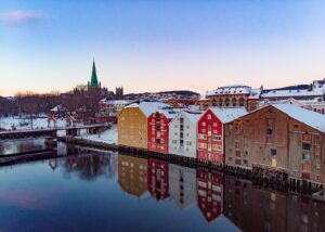 Nidarosdomen i Trondheim i solskinn, fotokunst veggbilde / plakat av Tor Arne Hotvedt