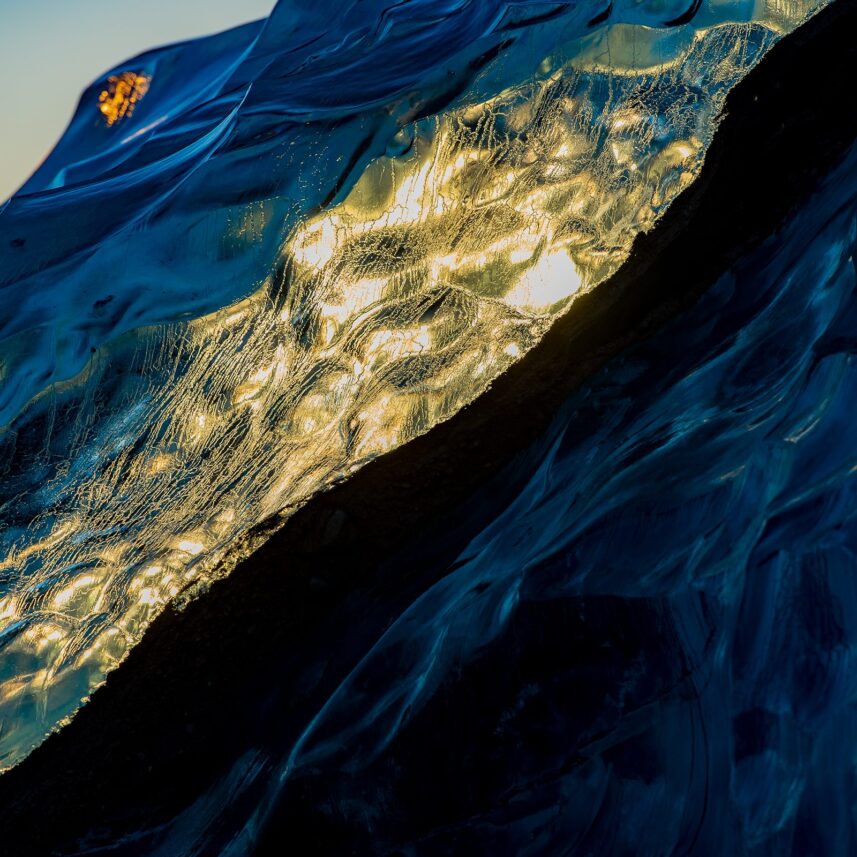 Detalj fra det edle isfjellet II, fotokunst veggbilde / plakat av Terje Kolaas